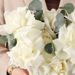 francuzskie rozy s ekvaliptom v korobke  7